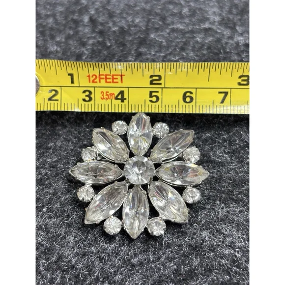 VINTAGE SILVERTONE CRYSTALS FLORAL BROOCH PIN with clip on earrings - Picture 5 of 13